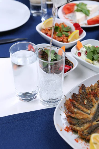 土耳其和希腊传统用餐表与特殊酒精饮料拉基 Ouzo 和土耳其拉基是一种干味开香开香 在土耳其 塞浦路斯和黎巴嫩被广泛食用 — 图库照片