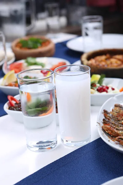 Mesa Jantar Tradicional Turca Grega Com Bebida Alcoólica Especial Raki — Fotografia de Stock