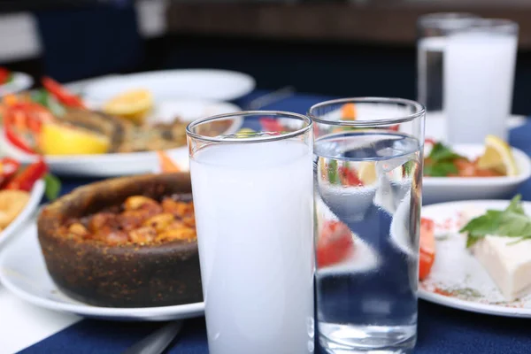 Török Görög Hagyományos Ebédlő Táblázat Speciális Alkoholos Ital Raki Ouzo — Stock Fotó