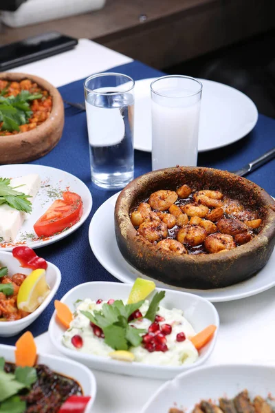 Turkse Griekse Traditionele Eettafel Met Speciale Alcohol Drinken Raki Ouzo — Stockfoto