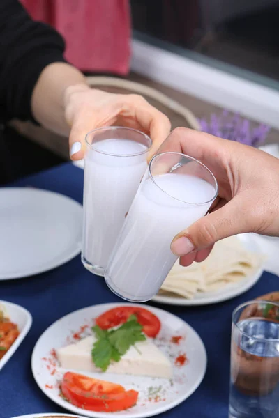 Table Manger Traditionnelle Turque Grecque Avec Boissons Alcoolisées Spéciales Raki — Photo