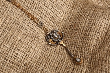 Elmas Mücevherler ve Moda Mücevherleri