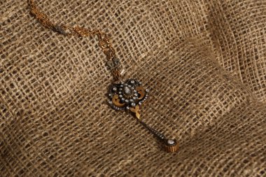 Elmas Mücevherler ve Moda Mücevherleri