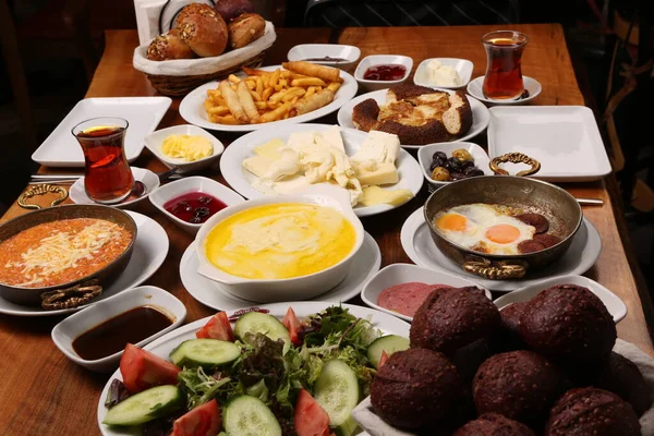 Zengin Leziz Türk Kahvaltı — Stok fotoğraf
