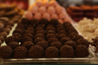 Bir grup çeşit kurabiye. Çikolata parçacıklı, yulaflı, kuru üzümlü, beyaz çikolatalı.