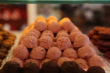 Bir grup çeşit kurabiye. Çikolata parçacıklı, yulaflı, kuru üzümlü, beyaz çikolatalı.