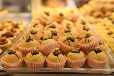 Bir grup çeşit kurabiye. Çikolata parçacıklı, yulaflı, kuru üzümlü, beyaz çikolatalı.