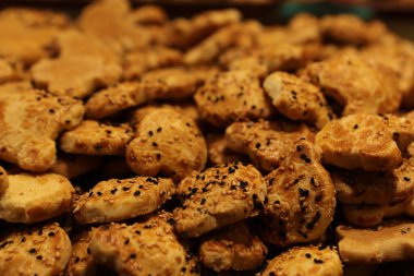 Bir grup çeşit kurabiye. Çikolata parçacıklı, yulaflı, kuru üzümlü, beyaz çikolatalı.