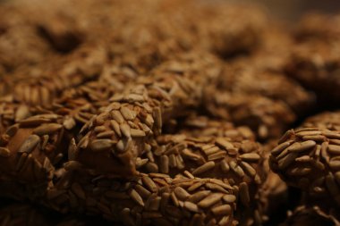 Bir grup çeşit kurabiye. Çikolata parçacıklı, yulaflı, kuru üzümlü, beyaz çikolatalı.