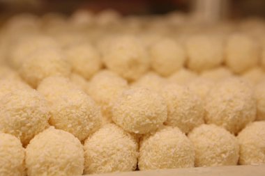 Bir grup çeşit kurabiye. Çikolata parçacıklı, yulaflı, kuru üzümlü, beyaz çikolatalı.