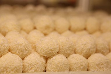 Bir grup çeşit kurabiye. Çikolata parçacıklı, yulaflı, kuru üzümlü, beyaz çikolatalı.