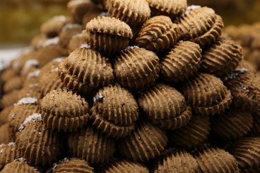 Bir grup çeşit kurabiye. Çikolata parçacıklı, yulaflı, kuru üzümlü, beyaz çikolatalı.