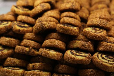 Bir grup çeşit kurabiye. Çikolata parçacıklı, yulaflı, kuru üzümlü, beyaz çikolatalı.