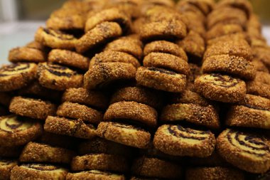 Bir grup çeşit kurabiye. Çikolata parçacıklı, yulaflı, kuru üzümlü, beyaz çikolatalı.