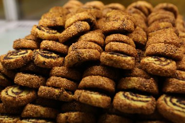 Bir grup çeşit kurabiye. Çikolata parçacıklı, yulaflı, kuru üzümlü, beyaz çikolatalı.