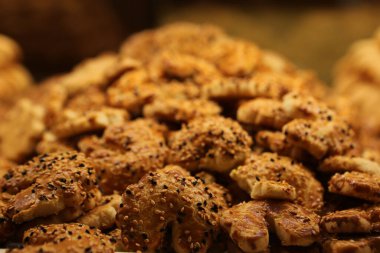 Bir grup çeşit kurabiye. Çikolata parçacıklı, yulaflı, kuru üzümlü, beyaz çikolatalı.