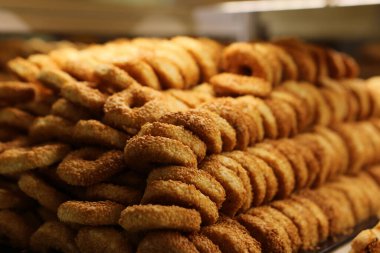 Bir grup çeşit kurabiye. Çikolata parçacıklı, yulaflı, kuru üzümlü, beyaz çikolatalı.