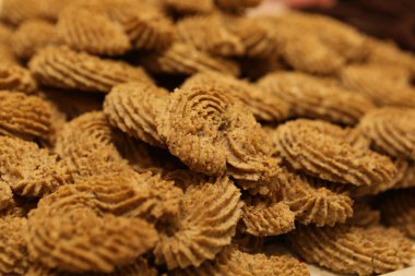 Bir grup çeşit kurabiye. Çikolata parçacıklı, yulaflı, kuru üzümlü, beyaz çikolatalı.