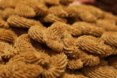 Bir grup çeşit kurabiye. Çikolata parçacıklı, yulaflı, kuru üzümlü, beyaz çikolatalı.