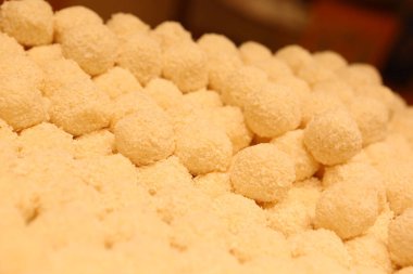 Bir grup çeşit kurabiye. Çikolata parçacıklı, yulaflı, kuru üzümlü, beyaz çikolatalı.