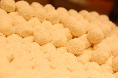 Bir grup çeşit kurabiye. Çikolata parçacıklı, yulaflı, kuru üzümlü, beyaz çikolatalı.