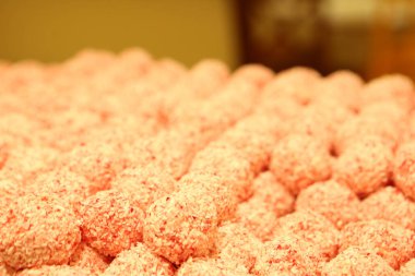 Bir grup çeşit kurabiye. Çikolata parçacıklı, yulaflı, kuru üzümlü, beyaz çikolatalı.