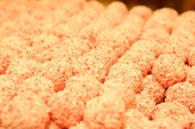 Bir grup çeşit kurabiye. Çikolata parçacıklı, yulaflı, kuru üzümlü, beyaz çikolatalı.