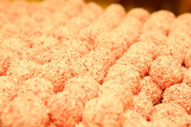 Bir grup çeşit kurabiye. Çikolata parçacıklı, yulaflı, kuru üzümlü, beyaz çikolatalı.