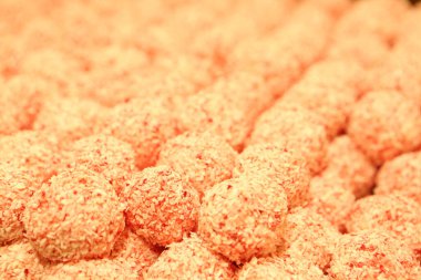 Bir grup çeşit kurabiye. Çikolata parçacıklı, yulaflı, kuru üzümlü, beyaz çikolatalı.