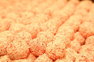 Bir grup çeşit kurabiye. Çikolata parçacıklı, yulaflı, kuru üzümlü, beyaz çikolatalı.