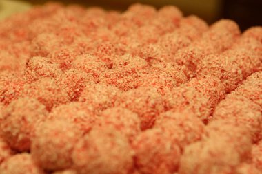 Bir grup çeşit kurabiye. Çikolata parçacıklı, yulaflı, kuru üzümlü, beyaz çikolatalı.