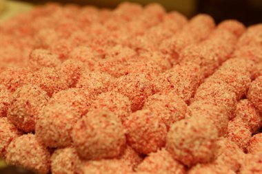 Bir grup çeşit kurabiye. Çikolata parçacıklı, yulaflı, kuru üzümlü, beyaz çikolatalı.