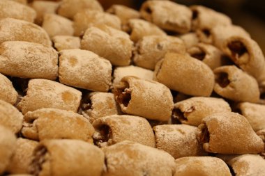 Bir grup çeşit kurabiye. Çikolata parçacıklı, yulaflı, kuru üzümlü, beyaz çikolatalı.