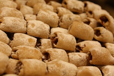 Bir grup çeşit kurabiye. Çikolata parçacıklı, yulaflı, kuru üzümlü, beyaz çikolatalı.