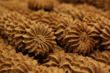 Bir grup çeşit kurabiye. Çikolata parçacıklı, yulaflı, kuru üzümlü, beyaz çikolatalı.