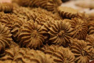 Bir grup çeşit kurabiye. Çikolata parçacıklı, yulaflı, kuru üzümlü, beyaz çikolatalı.