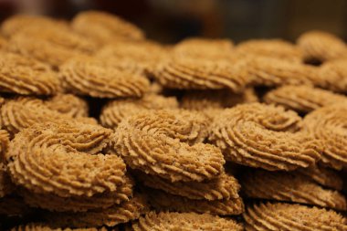 Bir grup çeşit kurabiye. Çikolata parçacıklı, yulaflı, kuru üzümlü, beyaz çikolatalı.