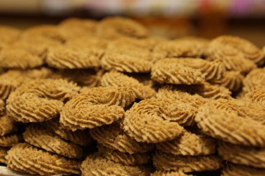 Bir grup çeşit kurabiye. Çikolata parçacıklı, yulaflı, kuru üzümlü, beyaz çikolatalı.