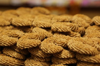 Bir grup çeşit kurabiye. Çikolata parçacıklı, yulaflı, kuru üzümlü, beyaz çikolatalı.