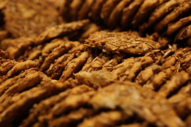 Bir grup çeşit kurabiye. Çikolata parçacıklı, yulaflı, kuru üzümlü, beyaz çikolatalı.