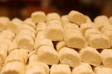 Bir grup çeşit kurabiye. Çikolata parçacıklı, yulaflı, kuru üzümlü, beyaz çikolatalı.