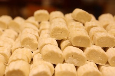 Bir grup çeşit kurabiye. Çikolata parçacıklı, yulaflı, kuru üzümlü, beyaz çikolatalı.