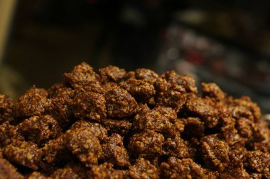 Bir grup çeşit kurabiye. Çikolata parçacıklı, yulaflı, kuru üzümlü, beyaz çikolatalı.