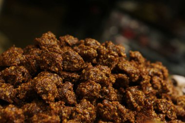 Bir grup çeşit kurabiye. Çikolata parçacıklı, yulaflı, kuru üzümlü, beyaz çikolatalı.