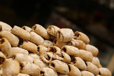 Bir grup çeşit kurabiye. Çikolata parçacıklı, yulaflı, kuru üzümlü, beyaz çikolatalı.