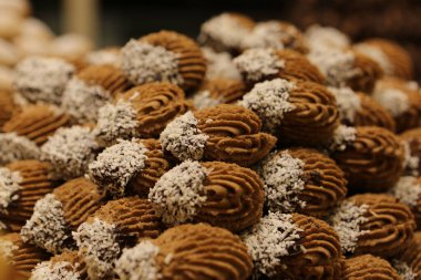 Bir grup çeşit kurabiye. Çikolata parçacıklı, yulaflı, kuru üzümlü, beyaz çikolatalı.