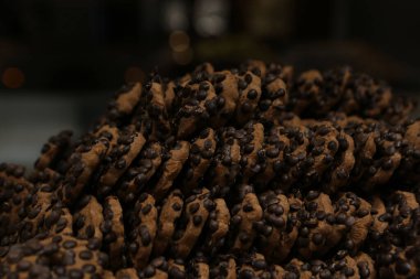 Bir grup çeşit kurabiye. Çikolata parçacıklı, yulaflı, kuru üzümlü, beyaz çikolatalı.