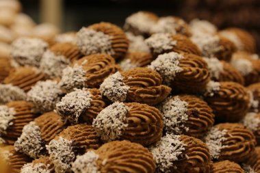 Bir grup çeşit kurabiye. Çikolata parçacıklı, yulaflı, kuru üzümlü, beyaz çikolatalı.