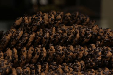 Bir grup çeşit kurabiye. Çikolata parçacıklı, yulaflı, kuru üzümlü, beyaz çikolatalı.