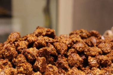 Bir grup çeşit kurabiye. Çikolata parçacıklı, yulaflı, kuru üzümlü, beyaz çikolatalı.